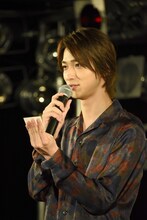 プレゼントの当選番号を読み上げる横浜流星。