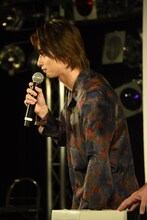 プレゼントの抽選をする横浜流星。