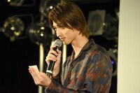 もったいぶりながらプレゼントの当選番号を発表する横浜流星。