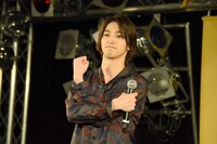 去り際にポーズを決める横浜流星。