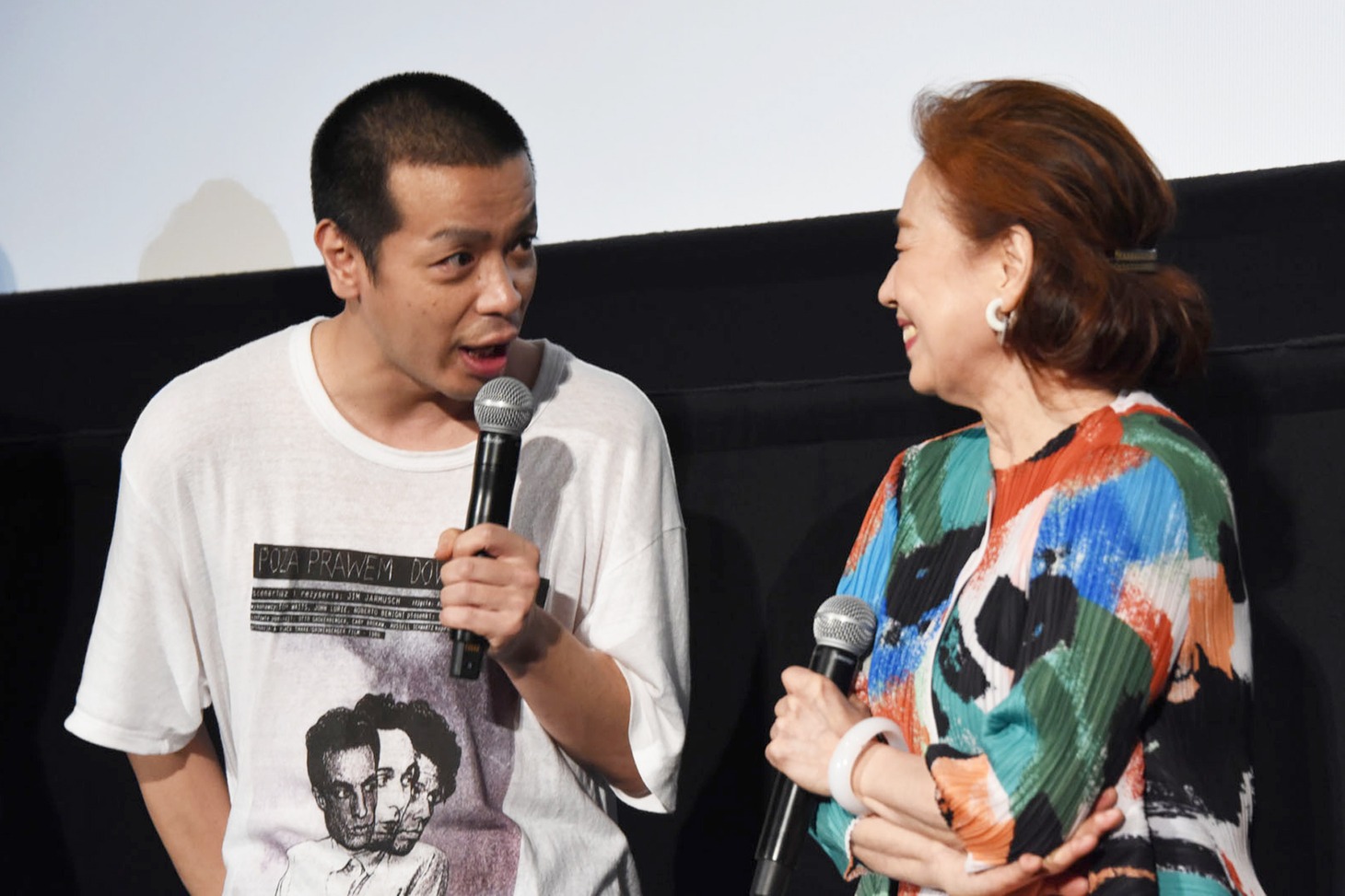 左から峯田和伸、宮本信子。