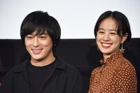 左から古舘佑太郎、石橋静河。