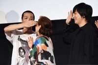 宮本信子（中央）とじゃれる峯田和伸（左）。