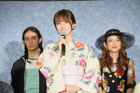 左から栗原類、深田恭子、小沢真珠。