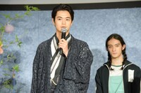 左から瀬戸康史、栗原類。