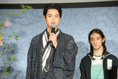 左から瀬戸康史、栗原類。