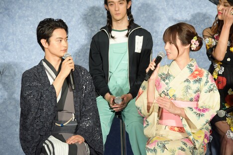 左から瀬戸康史、深田恭子。