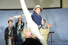 MCからの無茶振りで華麗なジャンプを披露した大貫勇輔。