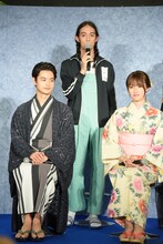 左から瀬戸康史、栗原類、深田恭子。