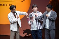 自身の靴と佐藤二朗（中央）の靴のサイズを比べる賀来賢人（左）。