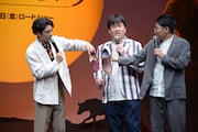 自身の靴と佐藤二朗(中央)の靴のサイズを比べる賀来賢人(左)。