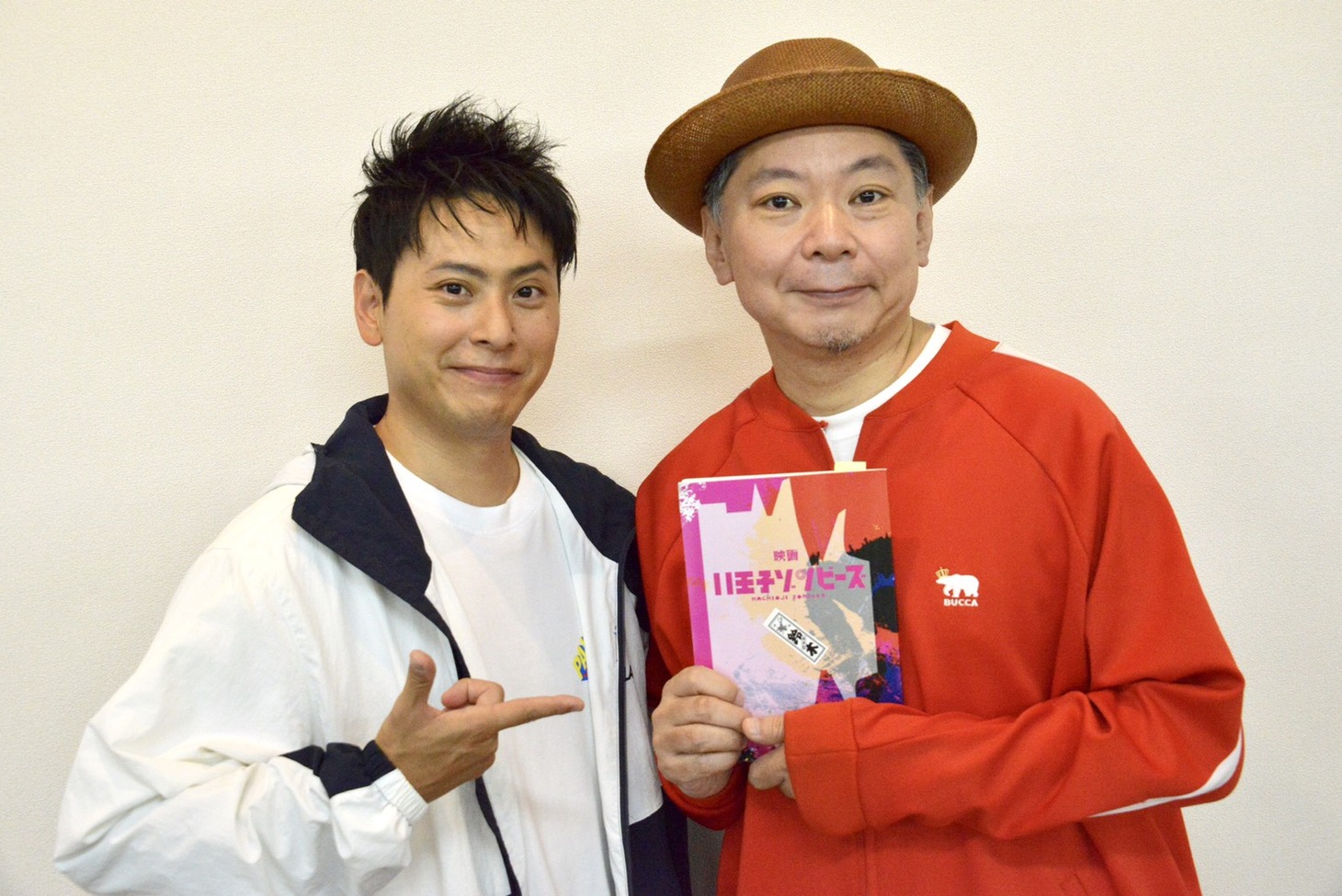 左から山下健二郎、鈴木おさむ。