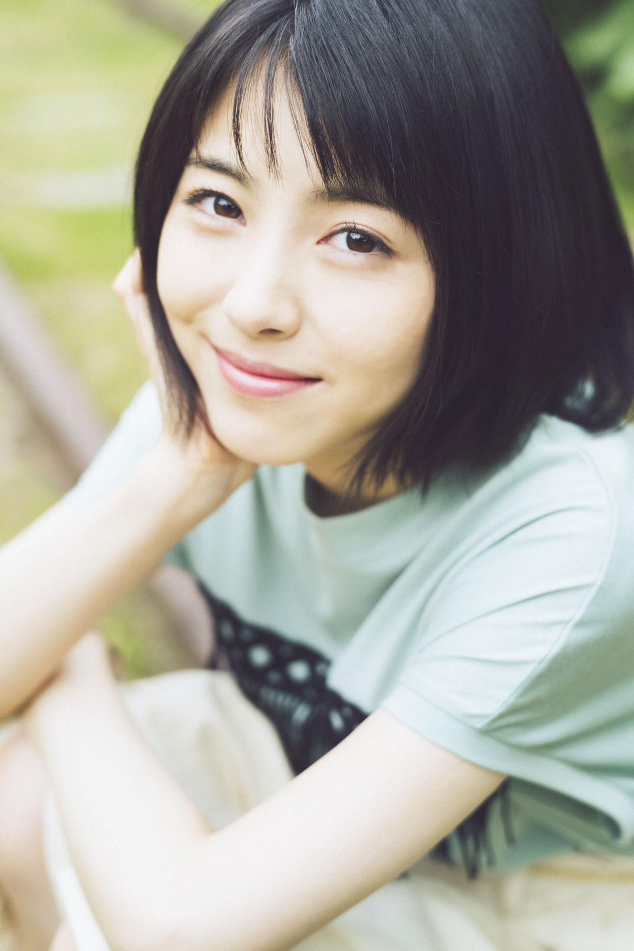 「浜辺美波 2020カレンダーブック」より。