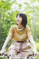 「浜辺美波 2020カレンダーブック」より。