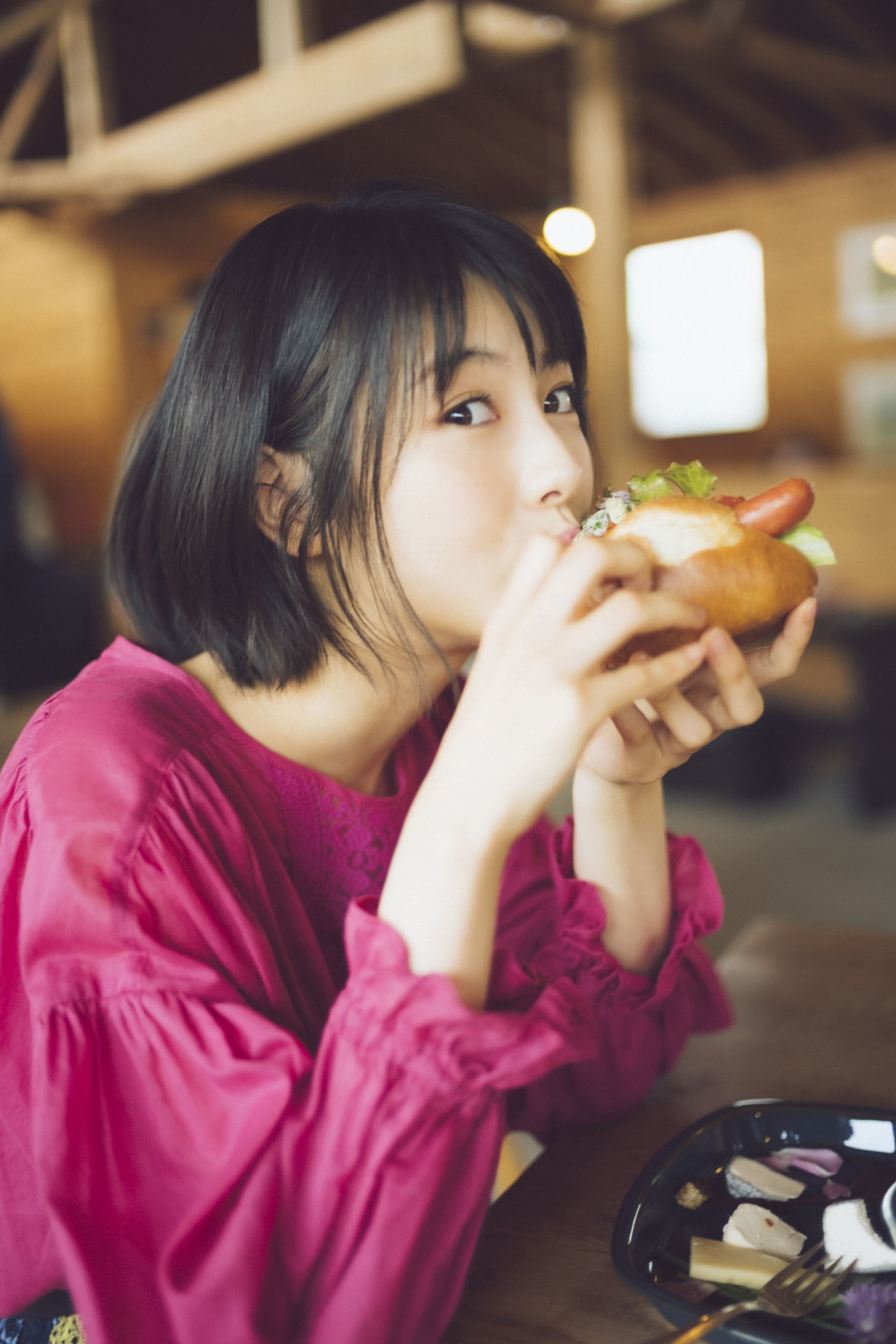 「浜辺美波 2020カレンダーブック」より。