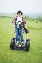 「浜辺美波 2020カレンダーブック」より。