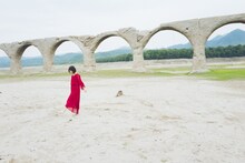 「浜辺美波 2020カレンダーブック」より。