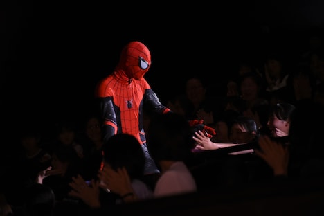 観客と触れ合うスパイダーマン。