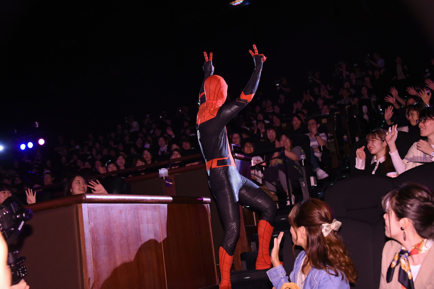 客席でダブルピースを決めるスパイダーマン。
