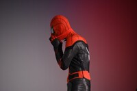 マスクを脱ぐスパイダーマン。