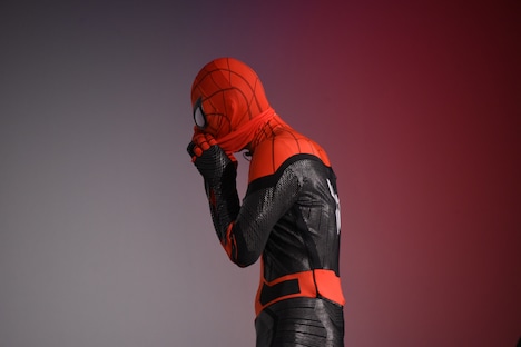 マスクを脱ぐスパイダーマン。