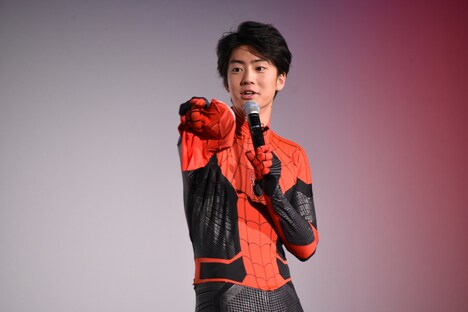 サミュエル・L・ジャクソンがいた場所を指で示す伊藤健太郎。