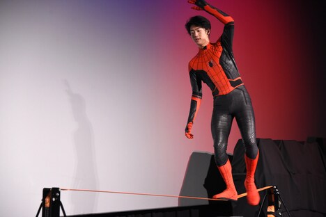 4mのスラックラインに挑戦する伊藤健太郎。