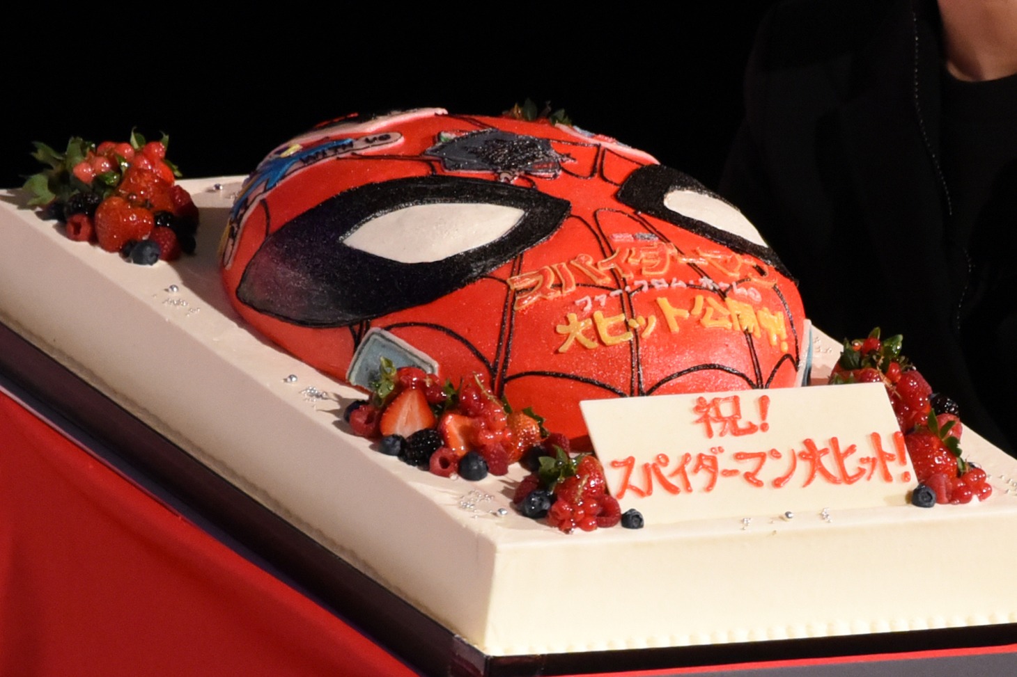 スパイダーマンの顔をあしらったケーキ。