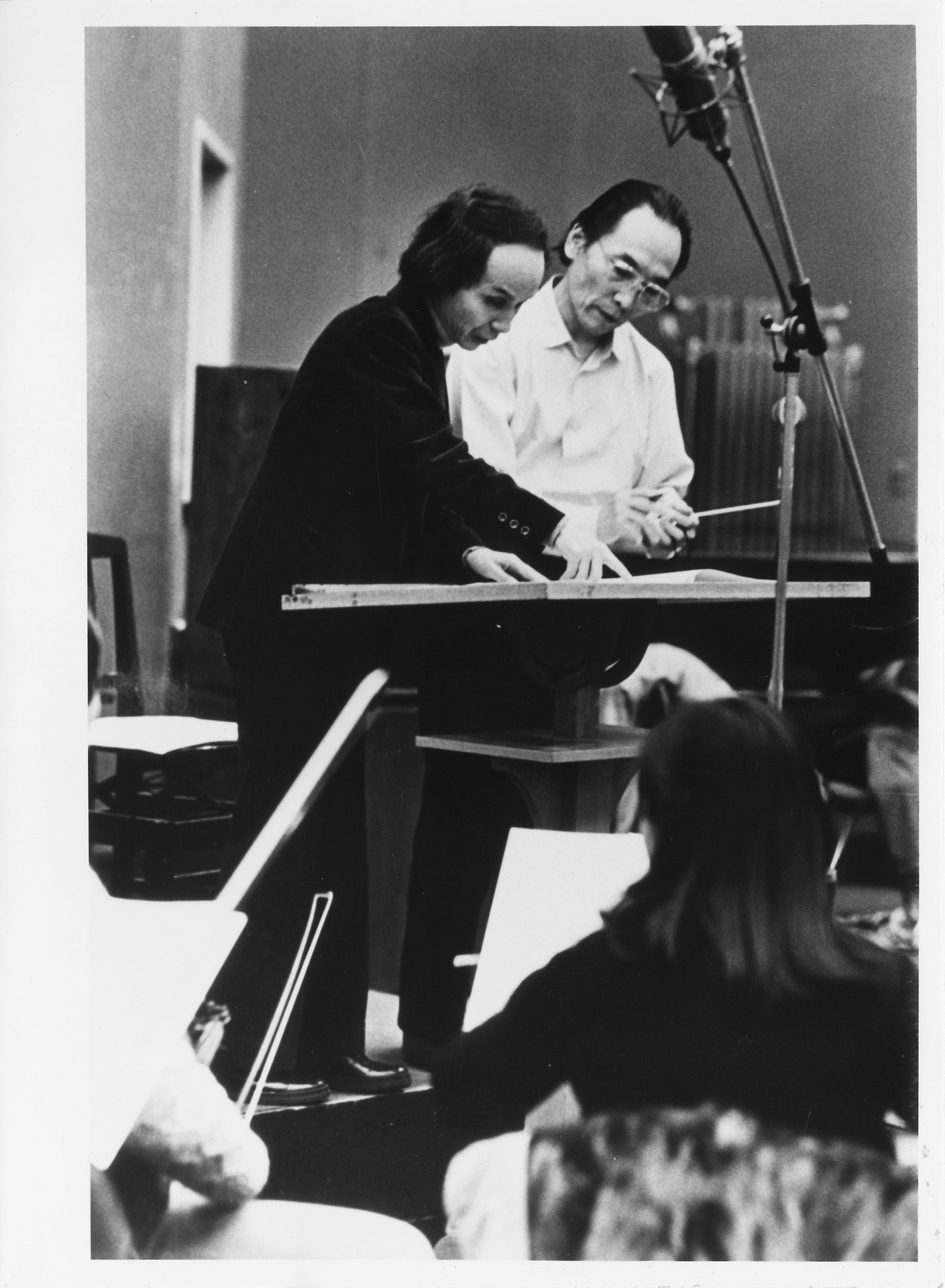 「東京裁判」メイキング写真より、音楽を手がけた武満徹（左）。