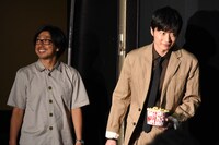 ポップコーンを持って登壇した田中圭（右）。