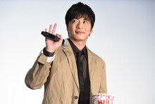 ポップコーンを持って登壇した田中圭。