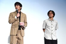 左から田中圭、瑠東東一郎。