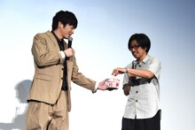 「まあ、ポップコーンでも食べなよ」と促す田中圭（左）。