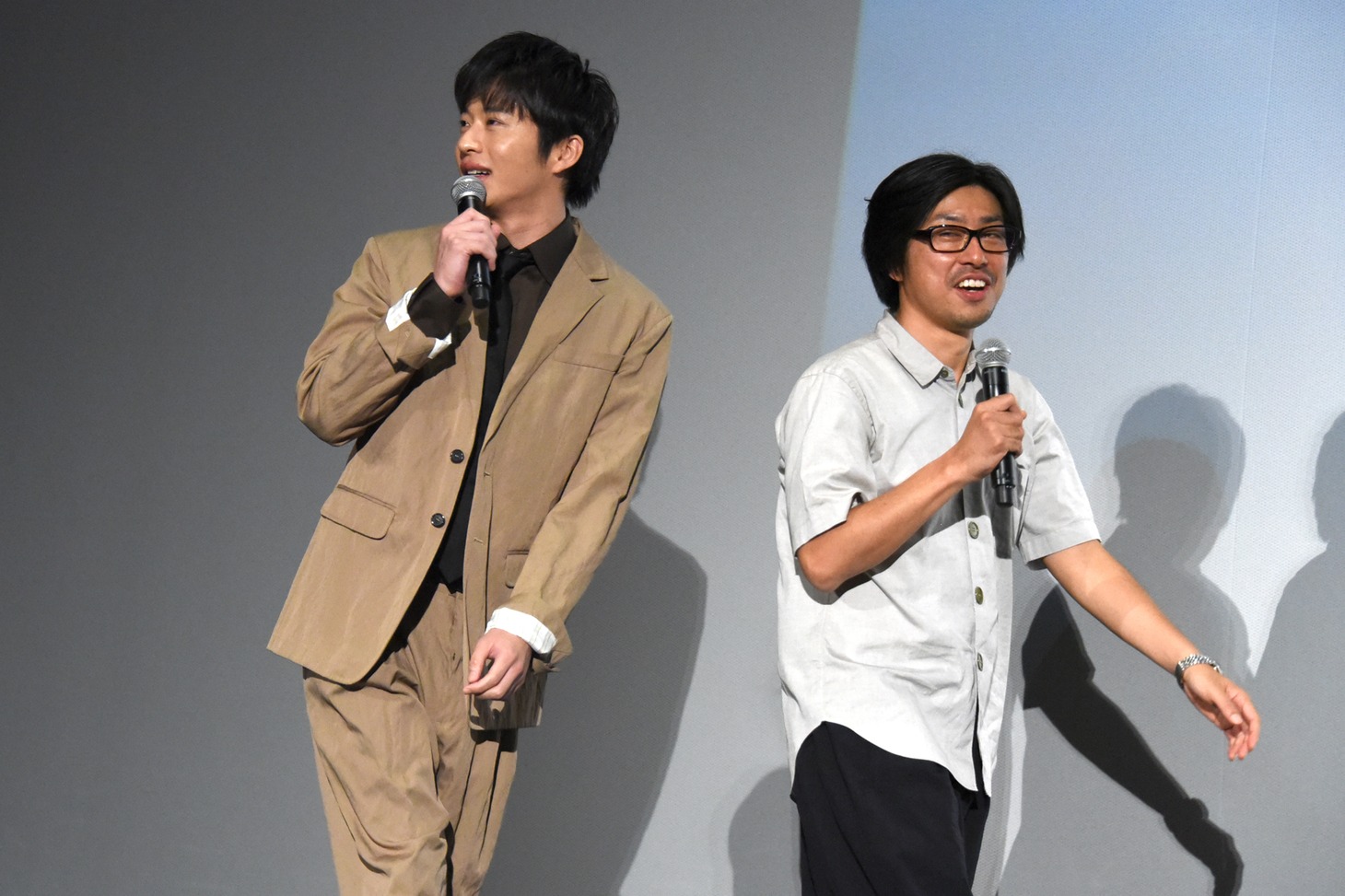 予告編の反響に驚く田中圭（左）。
