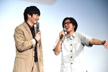 左から田中圭、瑠東東一郎。