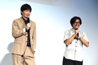 前売り特典ポストカードの林遣都を見て「牧っていうか遣都っていうか……ちょっと顔キメすぎじゃない？」と笑う田中圭（左）。