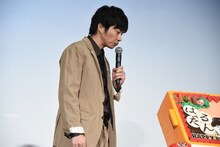 誕生日ケーキを味見する田中圭。