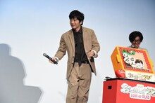 観客の歌を聴きながら全身でリズムを取る田中圭。