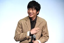 観客に歌で誕生日を祝われ、照れる田中圭。