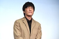 観客の歌に聴き入る田中圭。