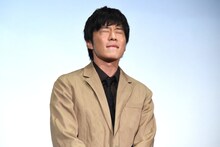 観客の歌に聴き入る田中圭。