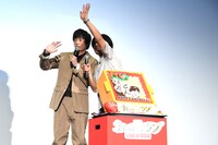 ライブビューイングカメラに手を振る田中圭（左）と瑠東東一郎（右）。