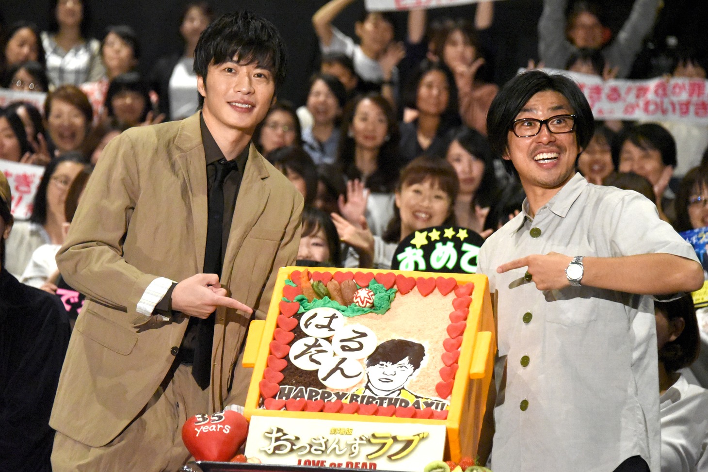 左から田中圭、瑠東東一郎。