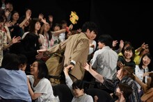 田中圭（中央手前）