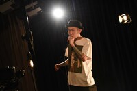 主題歌「みらい」を披露するZAO。