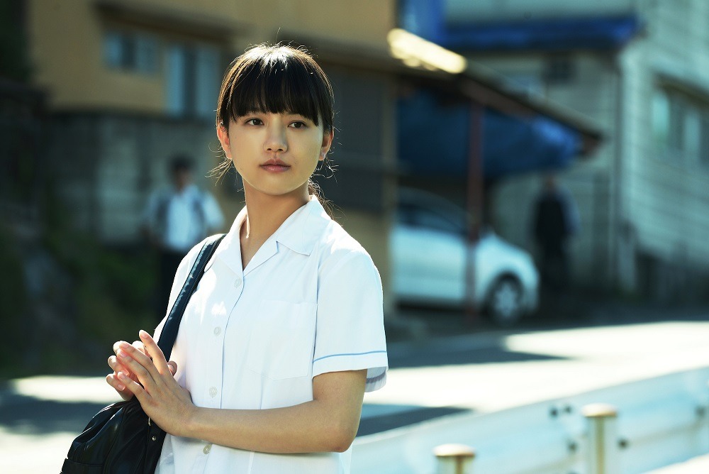 「いちごの唄」より清原果耶演じる中学生時代のあーちゃん。