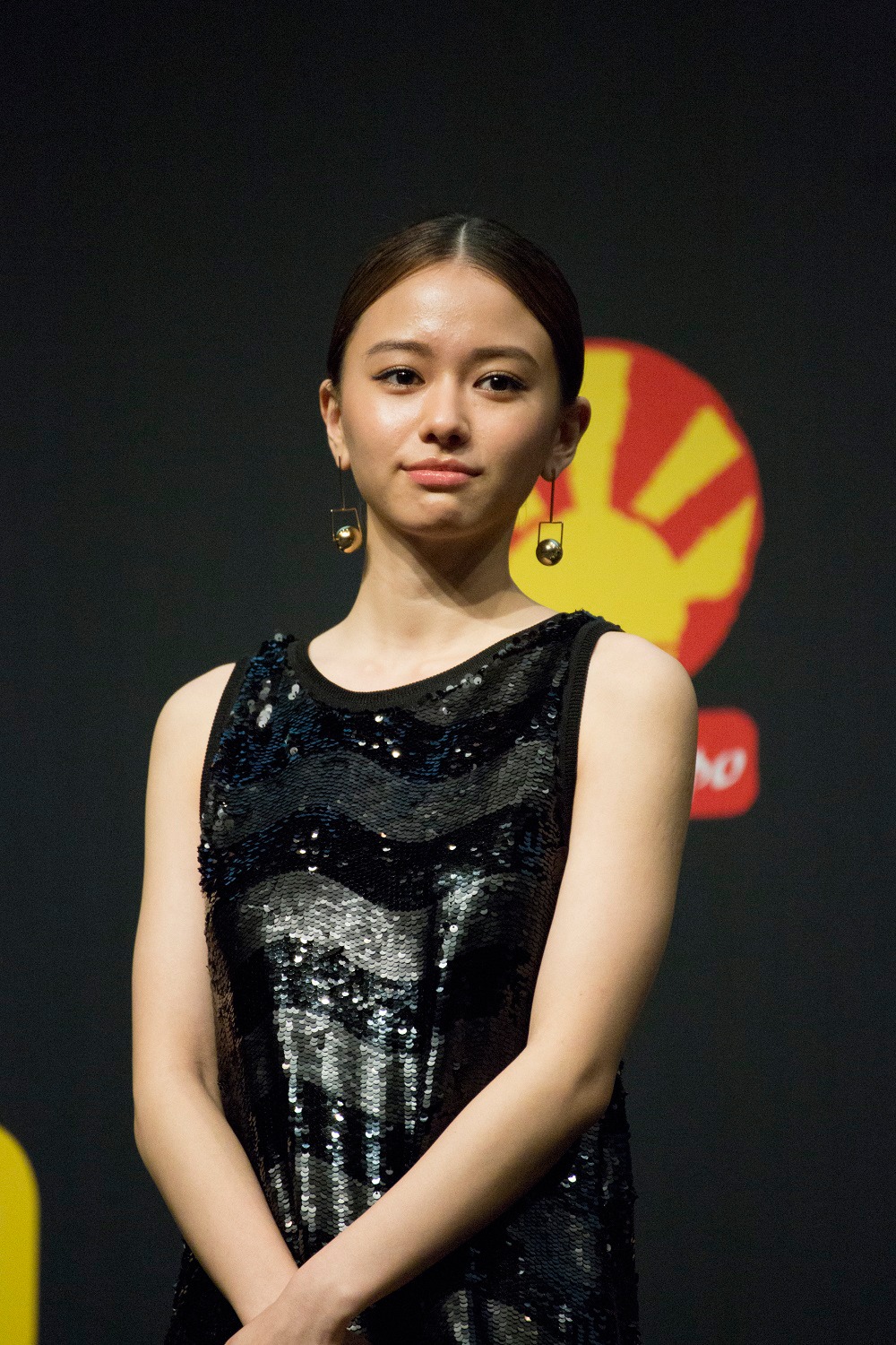 パリプレミアに登壇した山本舞香。