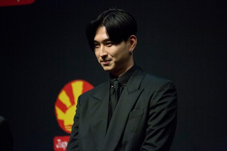 パリプレミアに登壇した松田翔太。