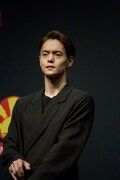 パリプレミアに登壇した窪田正孝。