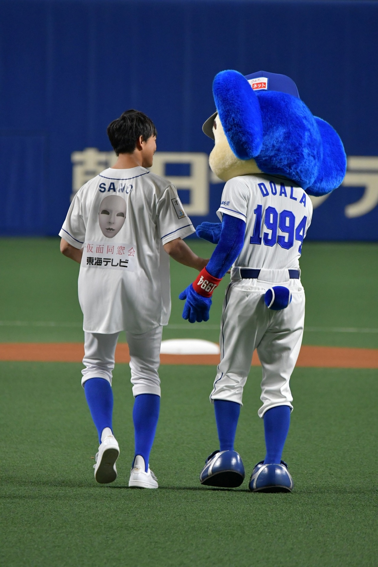 左から佐野岳、ドアラ。